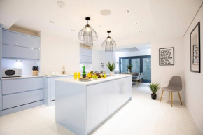 Central Townhouse With Roof Terrace